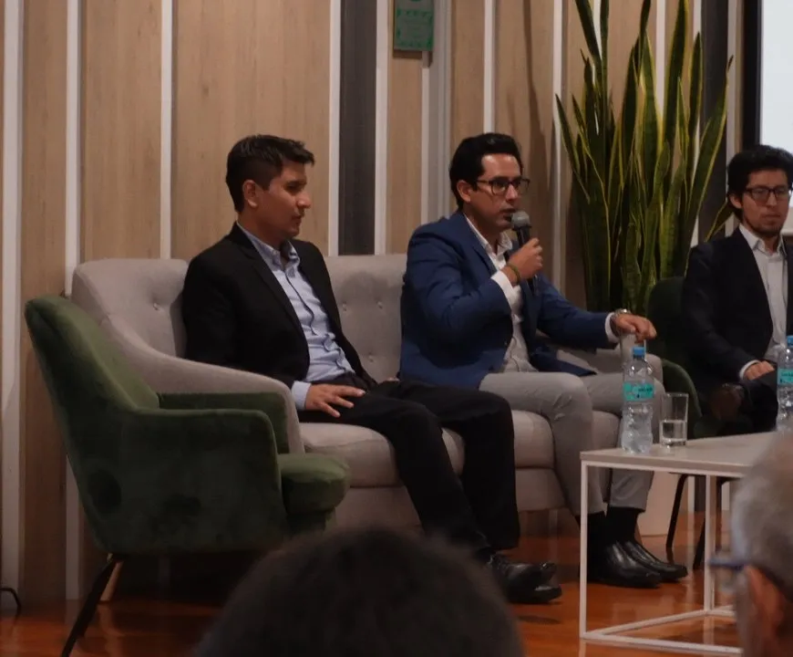 Tres ponentes conversando en un panel de InValor