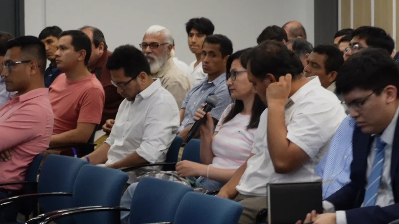 Público atento en un evento de InValor